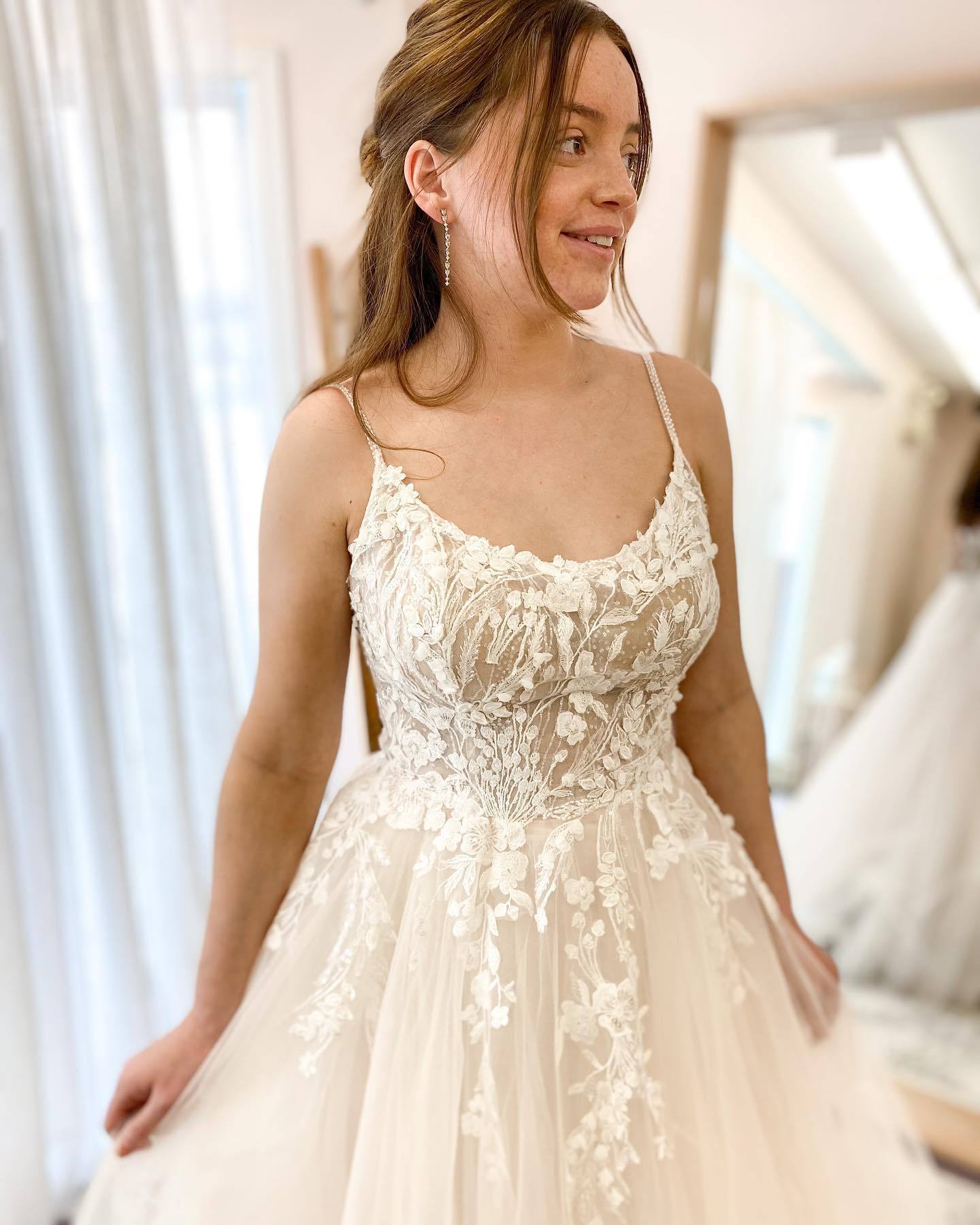 Robe de mariée simple avec dentelle | Robes de mariée en tulle ligne A