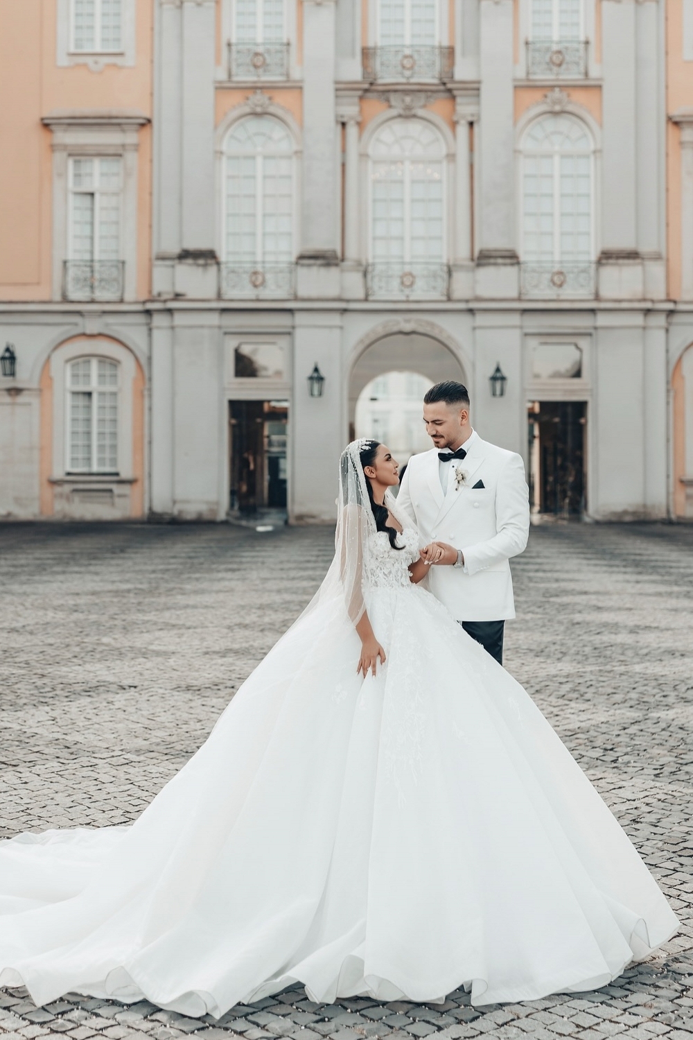Robes de mariée princesse Robes de mariée pailletées avec dentelle