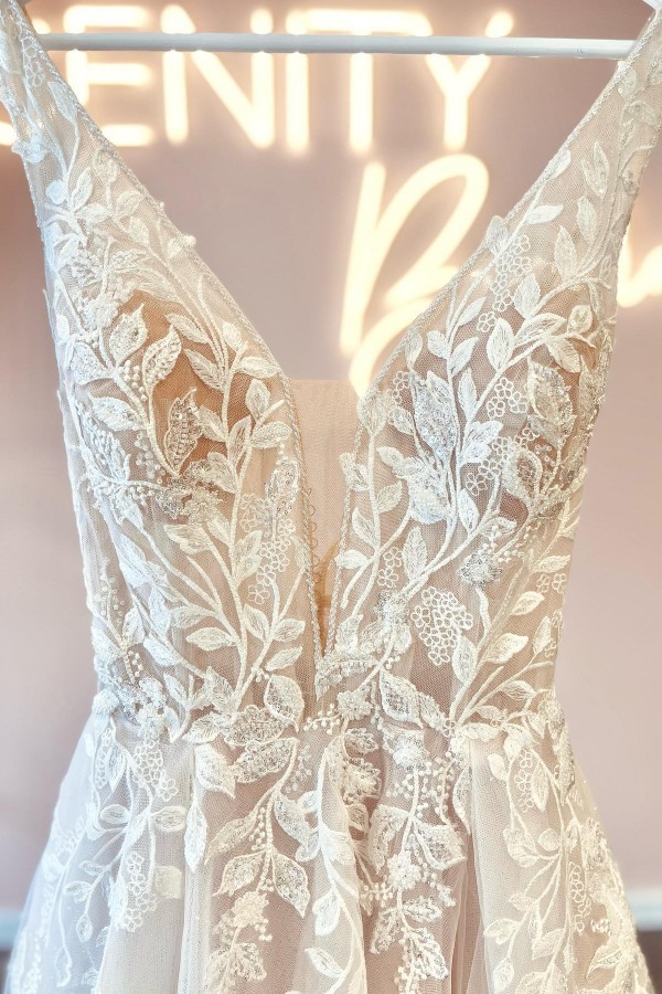 Robe de mariée col V avec dentelle de feuilles unique populaire