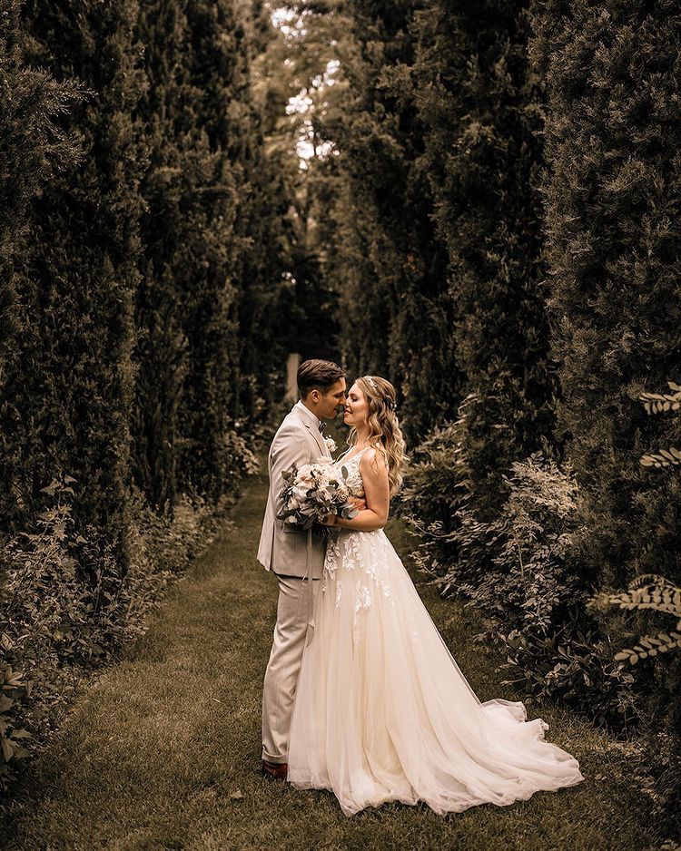 Robes de mariée élégantes décolleté en V | Robes de mariée Ligne A en dentelle