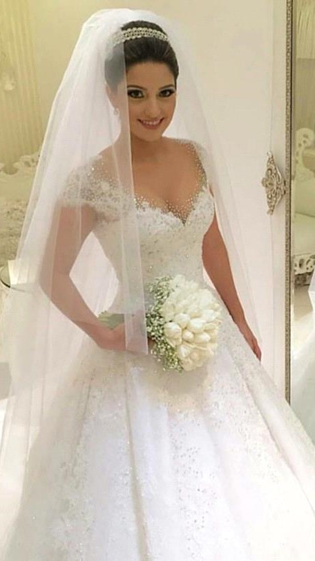 Forme Marquise Traîne moyenne Col en V Robes de mariée robe de bal avec Perle