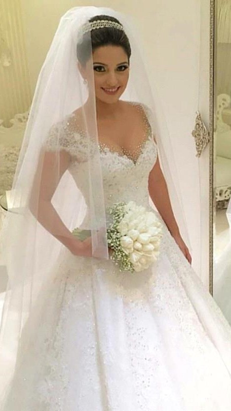 Forme Marquise Traîne moyenne Col en V Robes de mariée robe de bal avec Perle