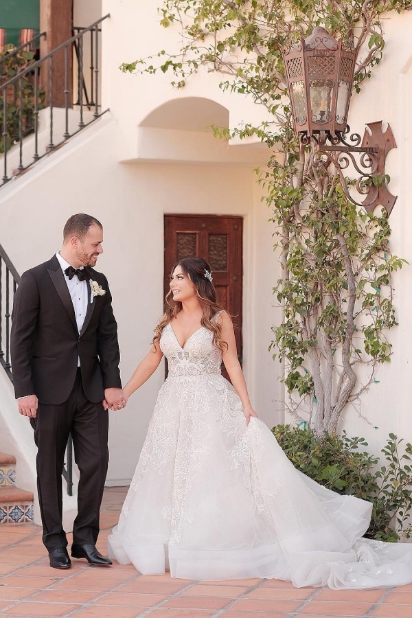 Robes de mariée modernes décolleté en V | Robes de mariée ligne A avec dentelle