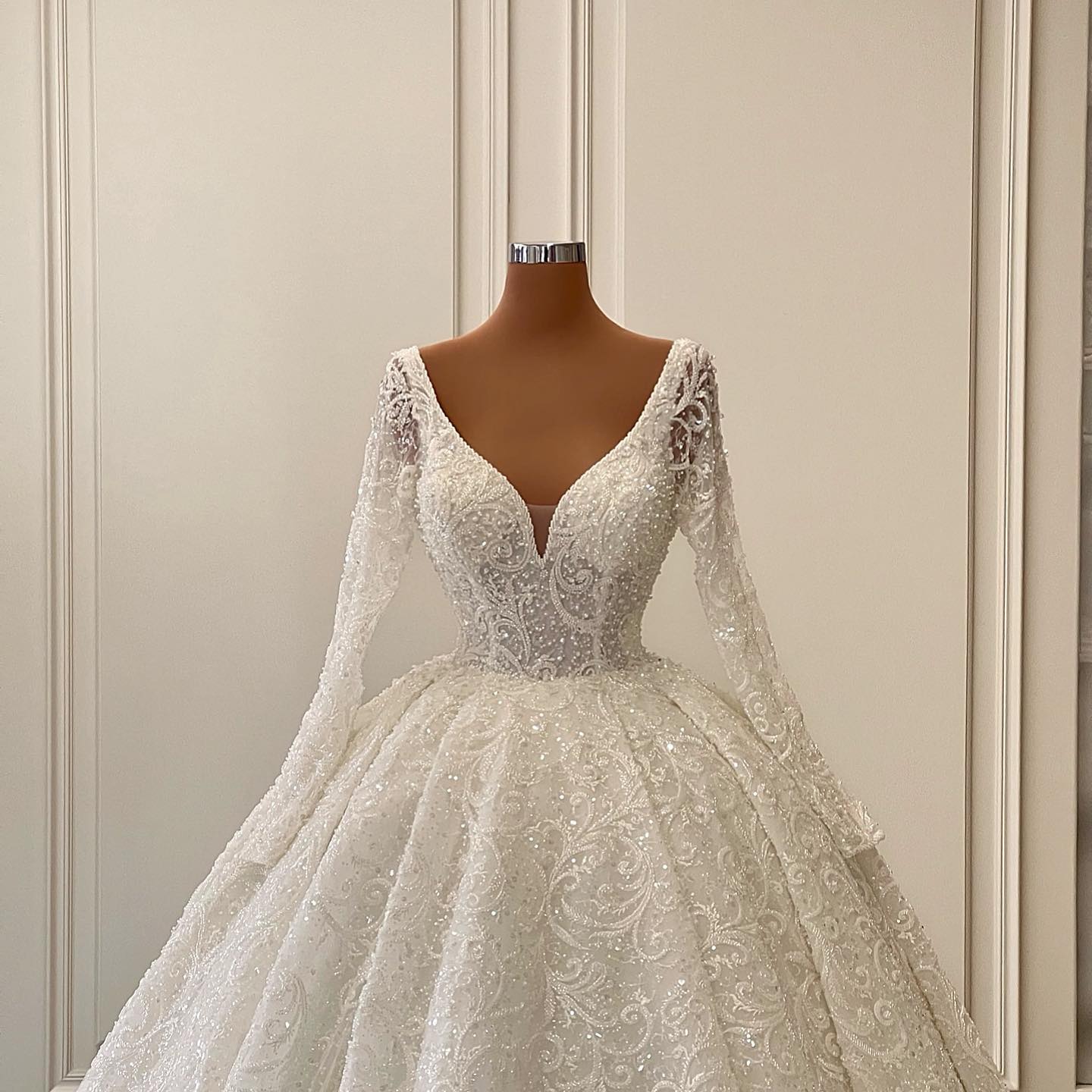 Robe de mariée princesse col v avec manches en dentelles haute couture