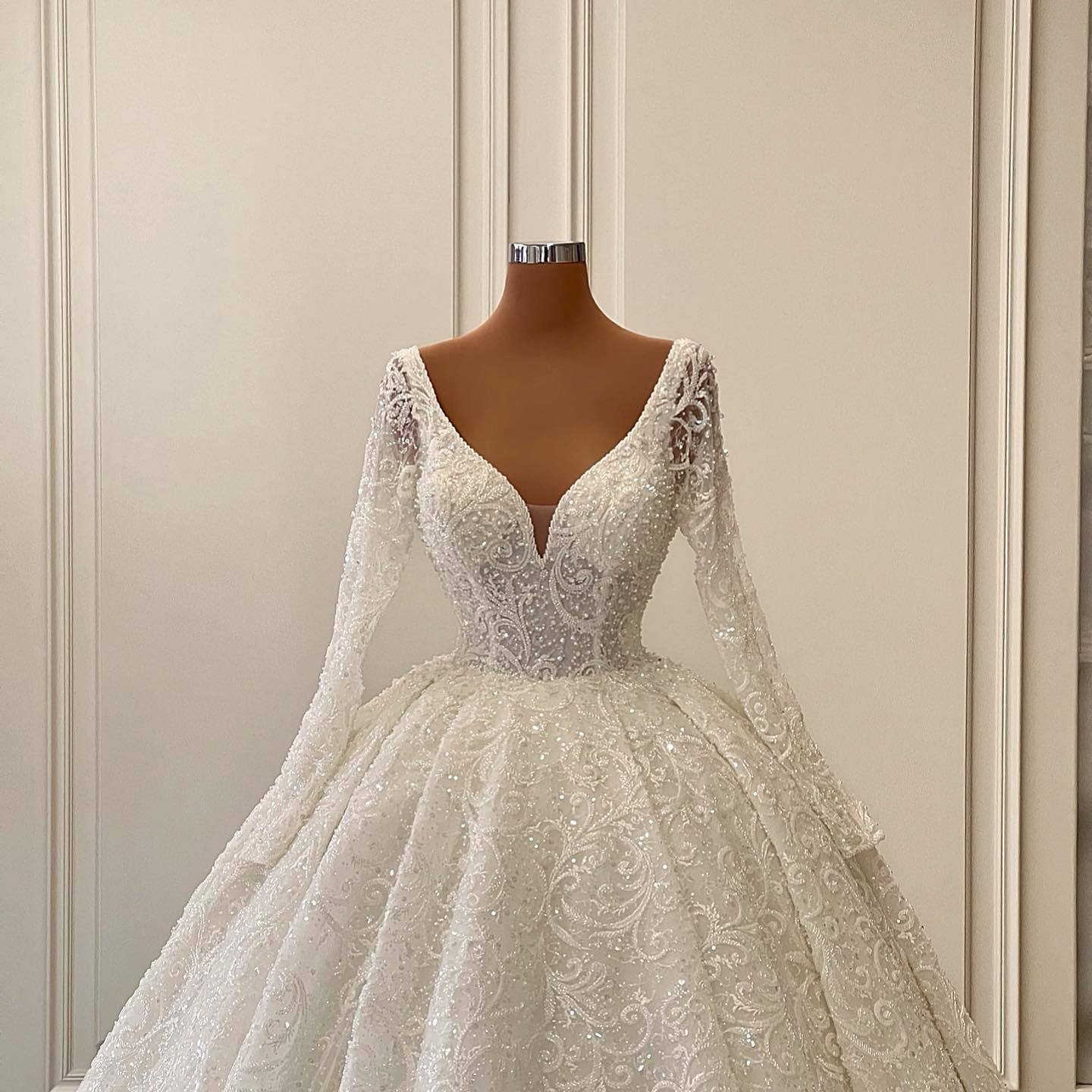 Robe de mariée princesse col v avec manches en dentelles haute couture