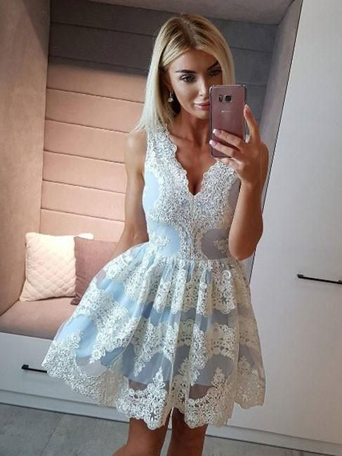Robe de soirée A-ligne courte col en V avec dentelle | Robe de cocktail ligne A mini chic sans manches