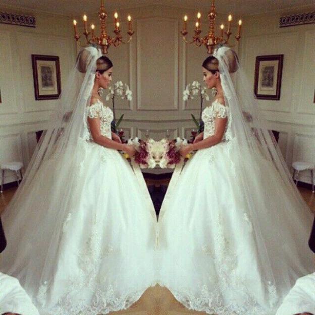 Forme Marquise Traîne moyenne Col ras du cou Dentelle 2021 Robes de mariée avec Appliques