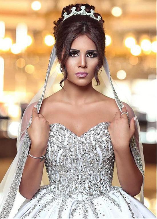 Forme Marquise Traîne moyenne Col en cœur Satin Robes de Mariée de Luxe Perle