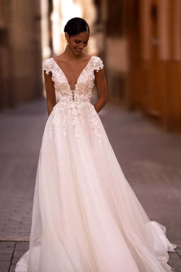 Robe de mariée élégante Ligne A avec robes de mariée en dentelle Décolleté en V