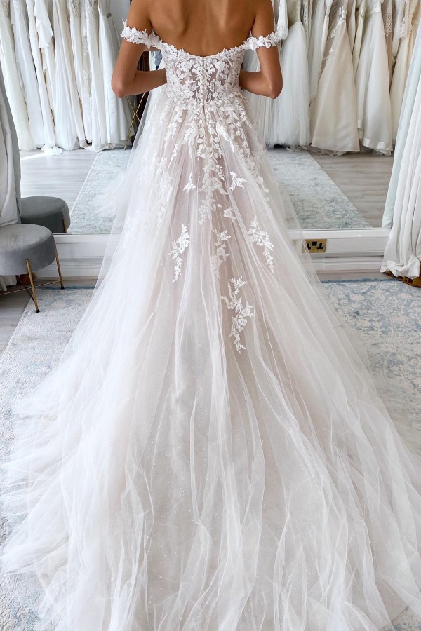 Robe de mariée en dentelle fleuries épaules dénudées ligne-A chic