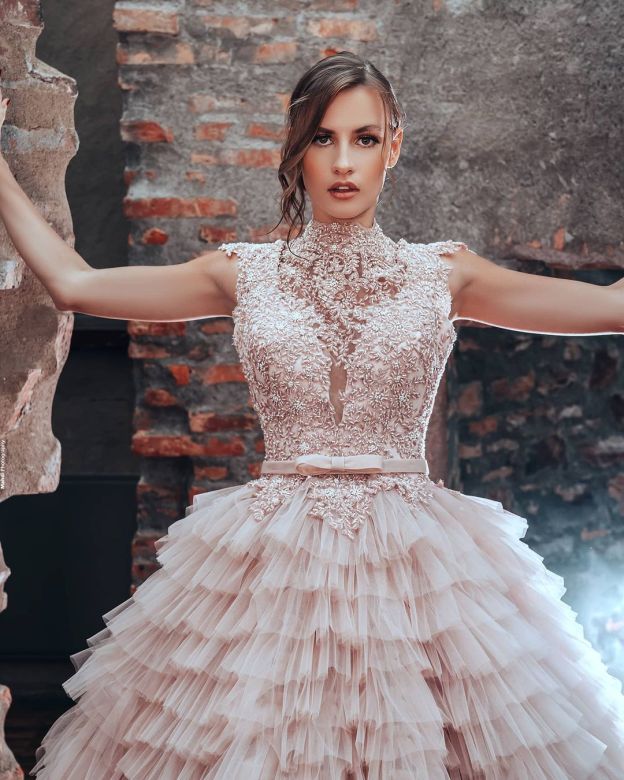 Robes de mariée rose fard à joues Une ligne | Robes de mariée en dentelle de luxe