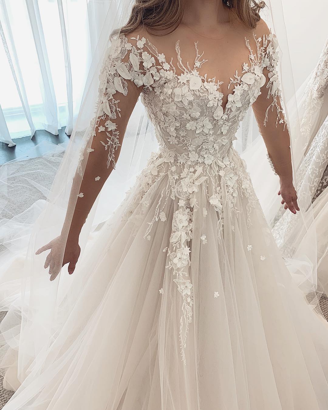 Robes de mariée de créateurs Une ligne de dentelle | Robes de mariée à manches