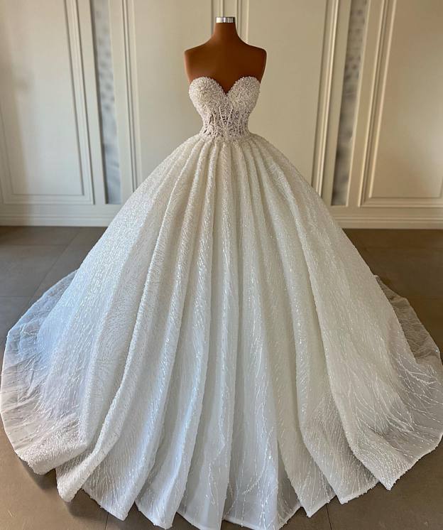 Robe de mariée princesse haute couture chic en dentelle et appliques