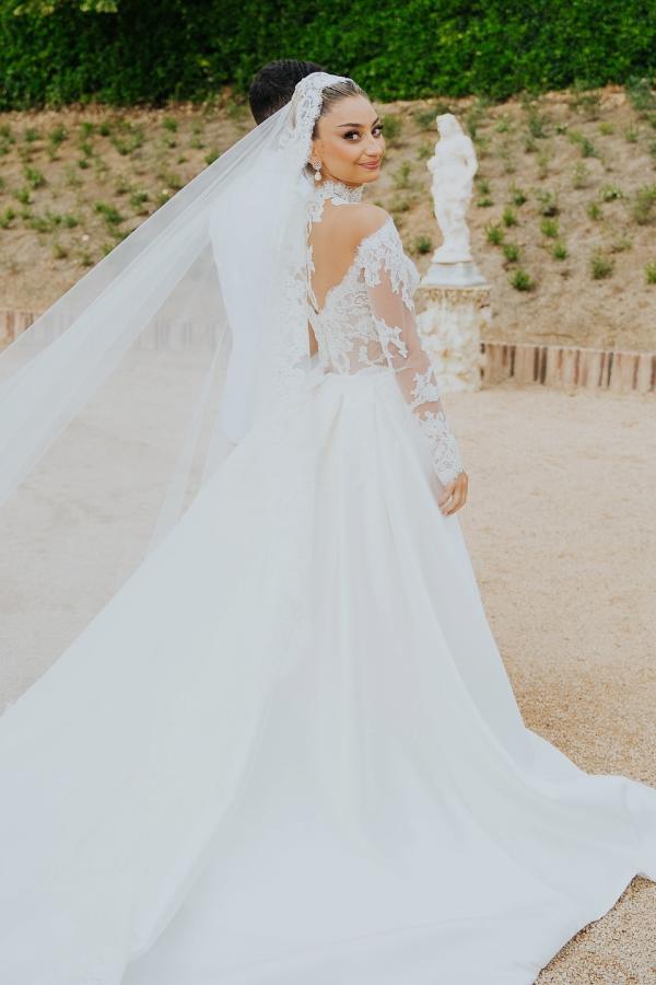 Robe de mariée empire en satin avec manches en dentelle
