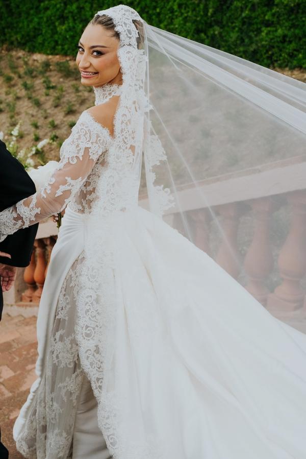 Robe de mariée empire en satin avec manches en dentelle