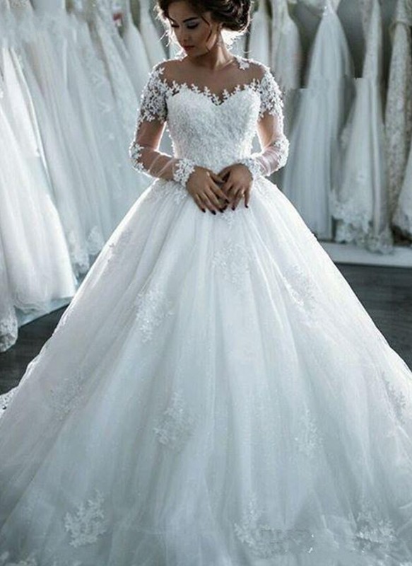 Forme Marquise Traîne moyenne Col ras du cou Dentelle Robes de mariée 2021 avec Perle