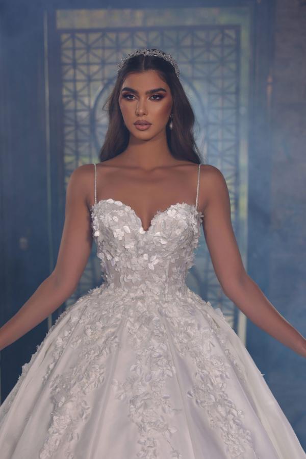 Robe de mariée princesse avec dentelle de fleurs à bretelles spaghetti col au coeur luxueux