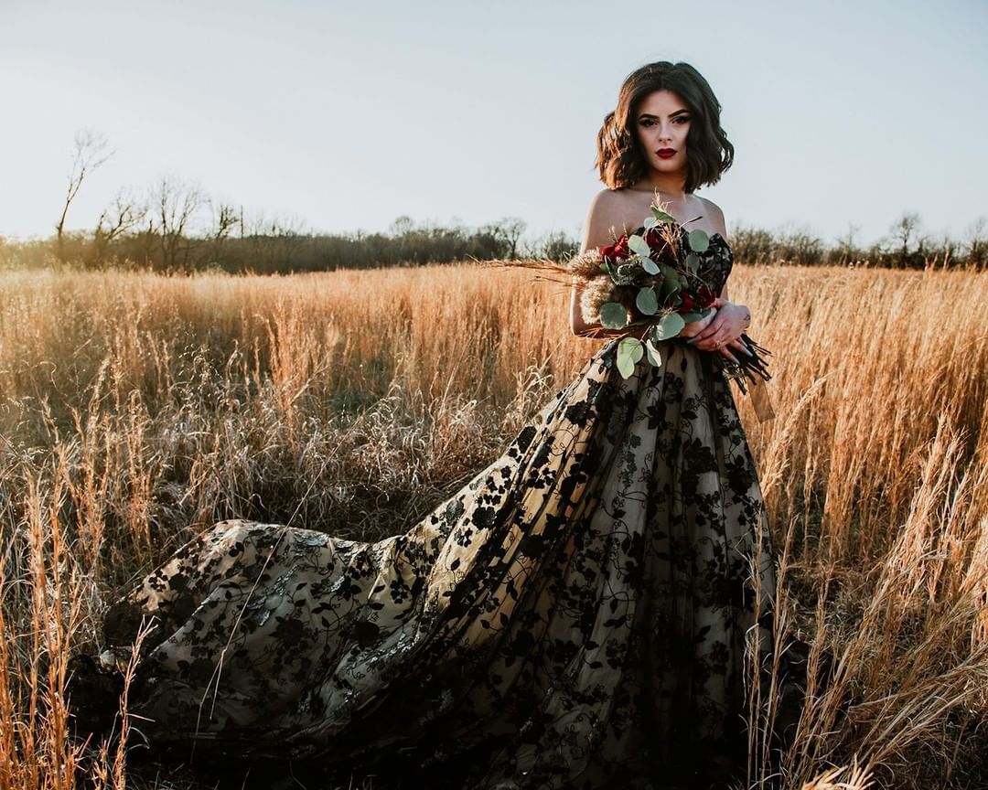 Robes de mariée élégantes Une ligne de dentelle | Robes de mariée noires pas cher