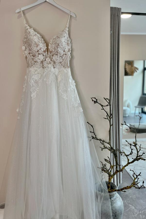 Robes de mariée modernes Une ligne de robes de mariée en dentelle avec des paillettes