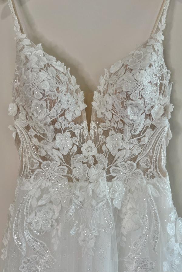 Robes de mariée modernes Une ligne de robes de mariée en dentelle avec des paillettes
