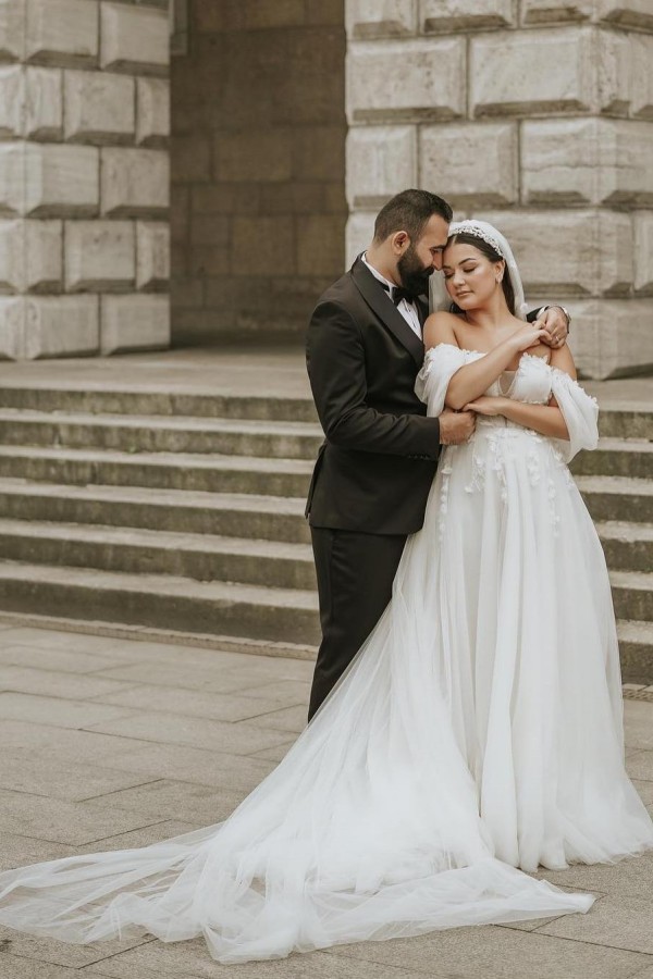 Robe de mariée ligne-A fleuries épaules dénudées simple blanche