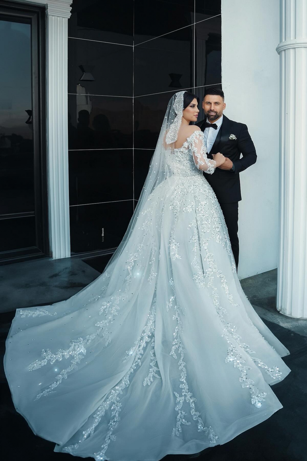 Belles robes de mariée en dentelle de ligne A avec manches à paillettes