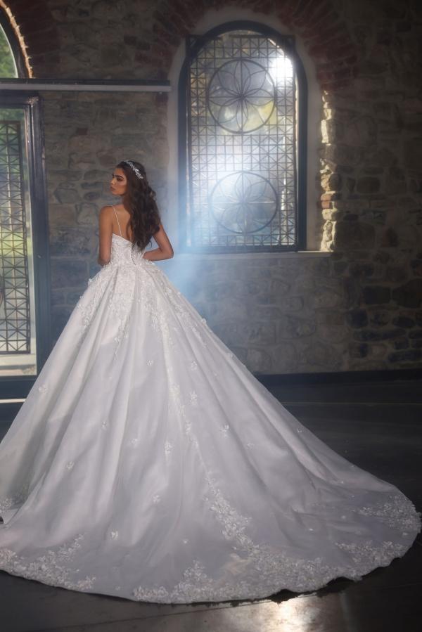 Robe de mariée princesse avec dentelle de fleurs à bretelles spaghetti col au coeur luxueux