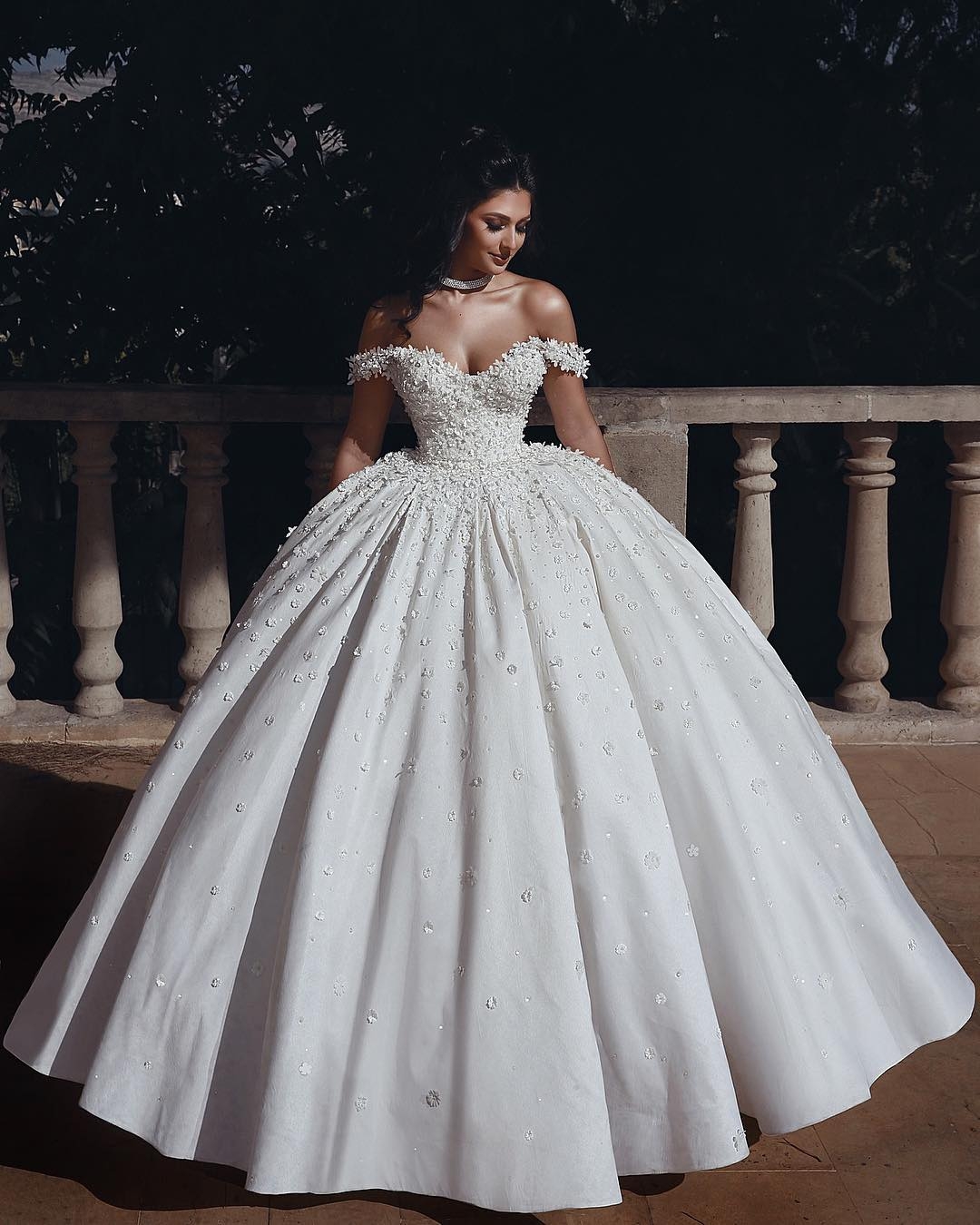 Robe de mariée princesse luxueuse épaules nues avec fleurs | Robe de mariage princesse longue élégante