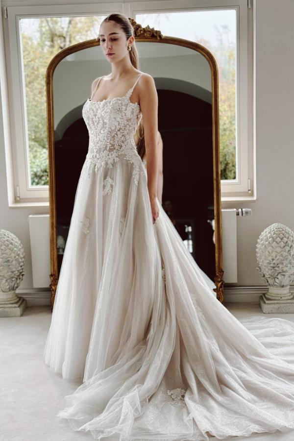 Robes de mariée modernes : robe de mariée trapèze en tulle avec dentelle