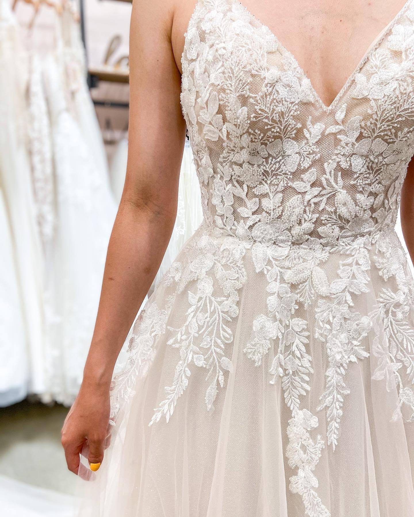 Robes de mariée simples avec dentelle | Une ligne de robes de mariée