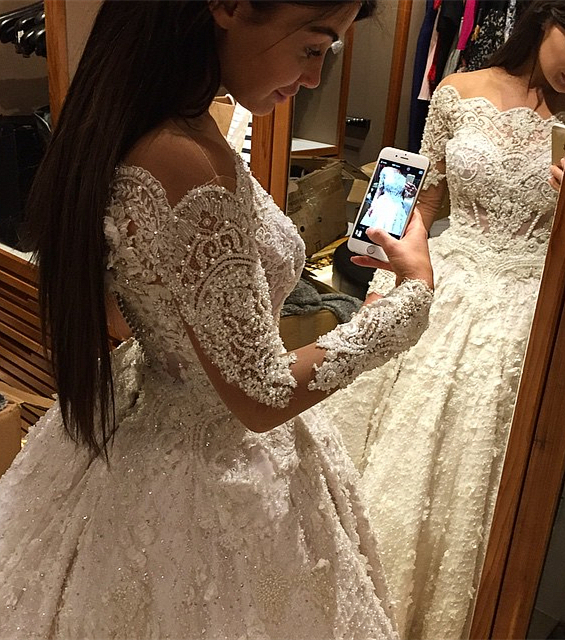 Forme princesse robe de mariée en dentelle délicat avec perle et broderie exquis traîne cathédrale