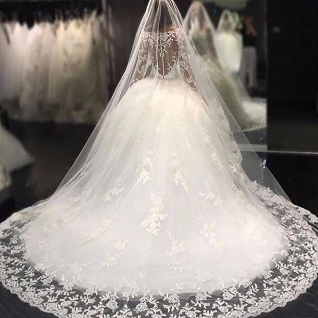 Forme Marquise Traîne mi-longue Col U profond Tulle Robes de mariée avec Appliques
