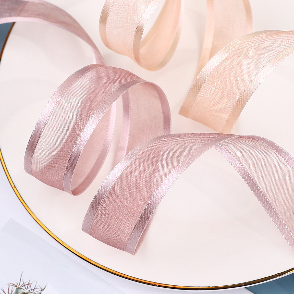 Cinta de hilo de nieve con borde satinado