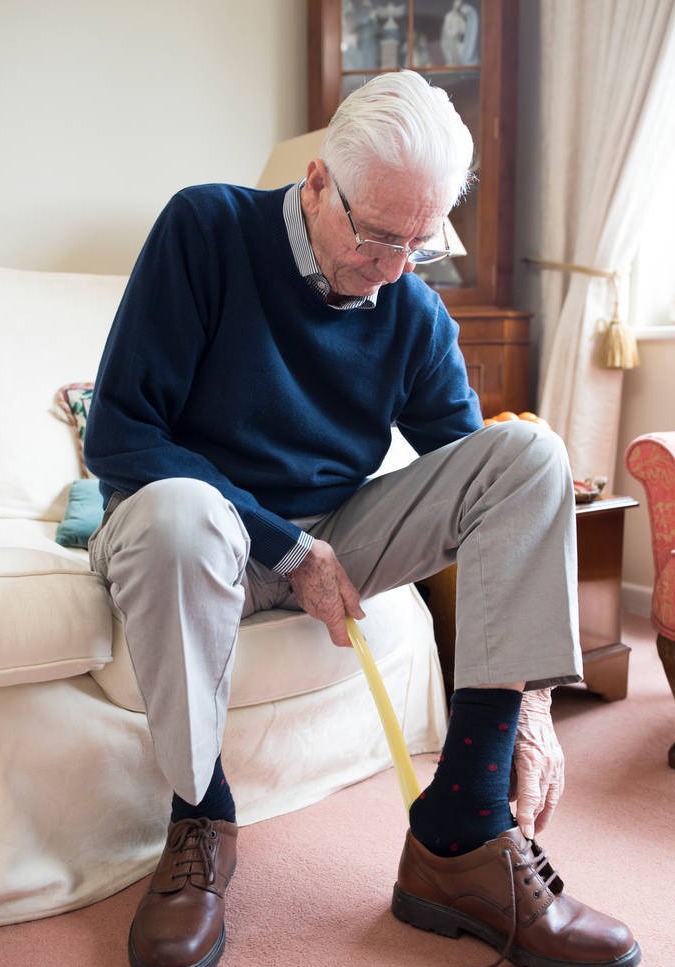 老人用长柄鞋垫穿鞋照片-正版商用图片0o5wgi-摄图新视界