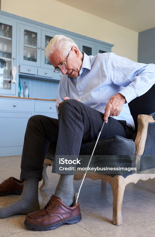 椅子上的老人使用援助穿上鞋照片檔及更多穿衣服照片- 穿衣服, 老年人, 鞋抽- iStock