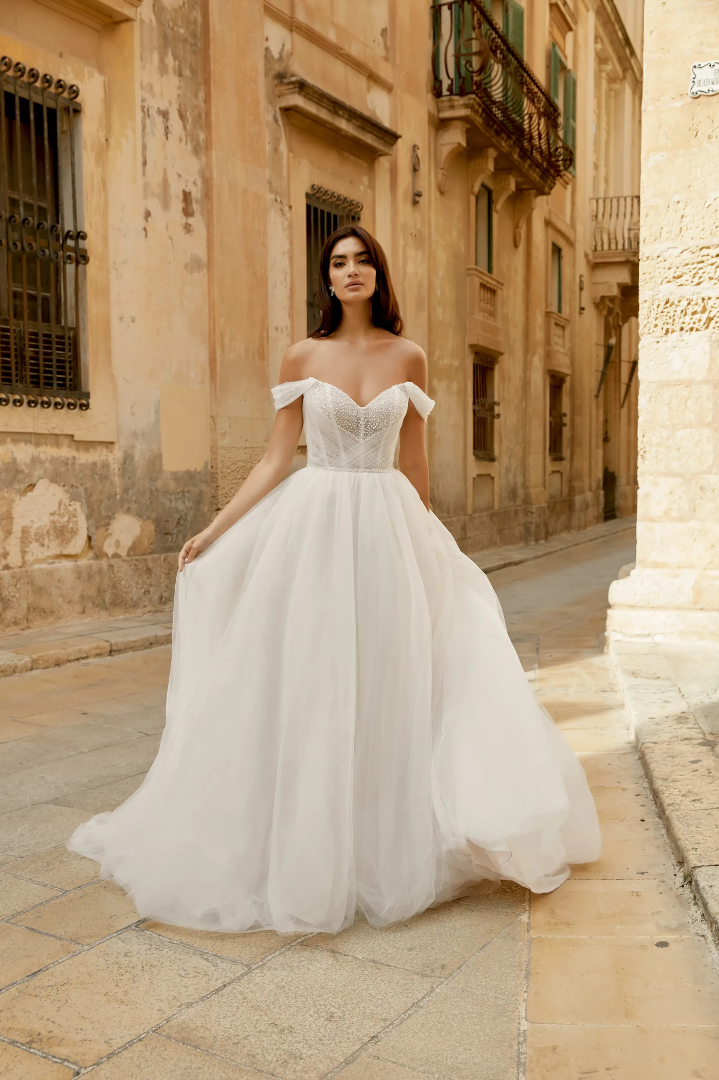 Ball Gown Sweetheart Pearl Sequins Chapel Length Train Wedding Dress 4