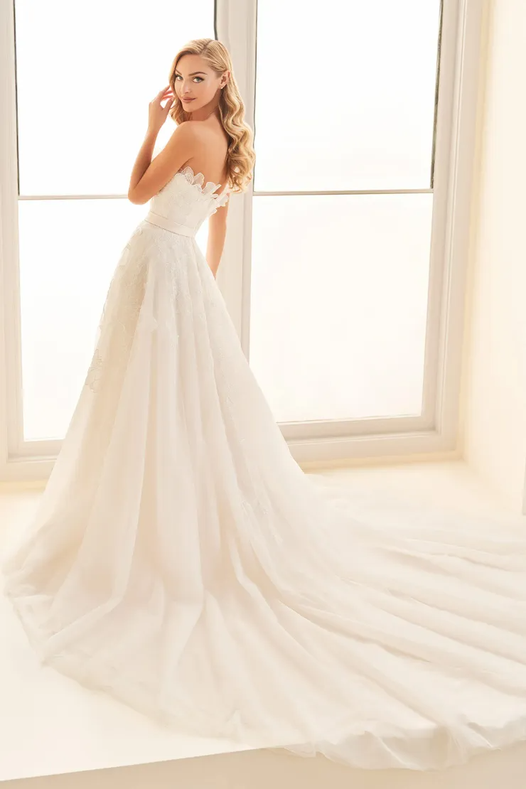 A-Line Sweetheart Lace Appliques Wedding Dress #E535