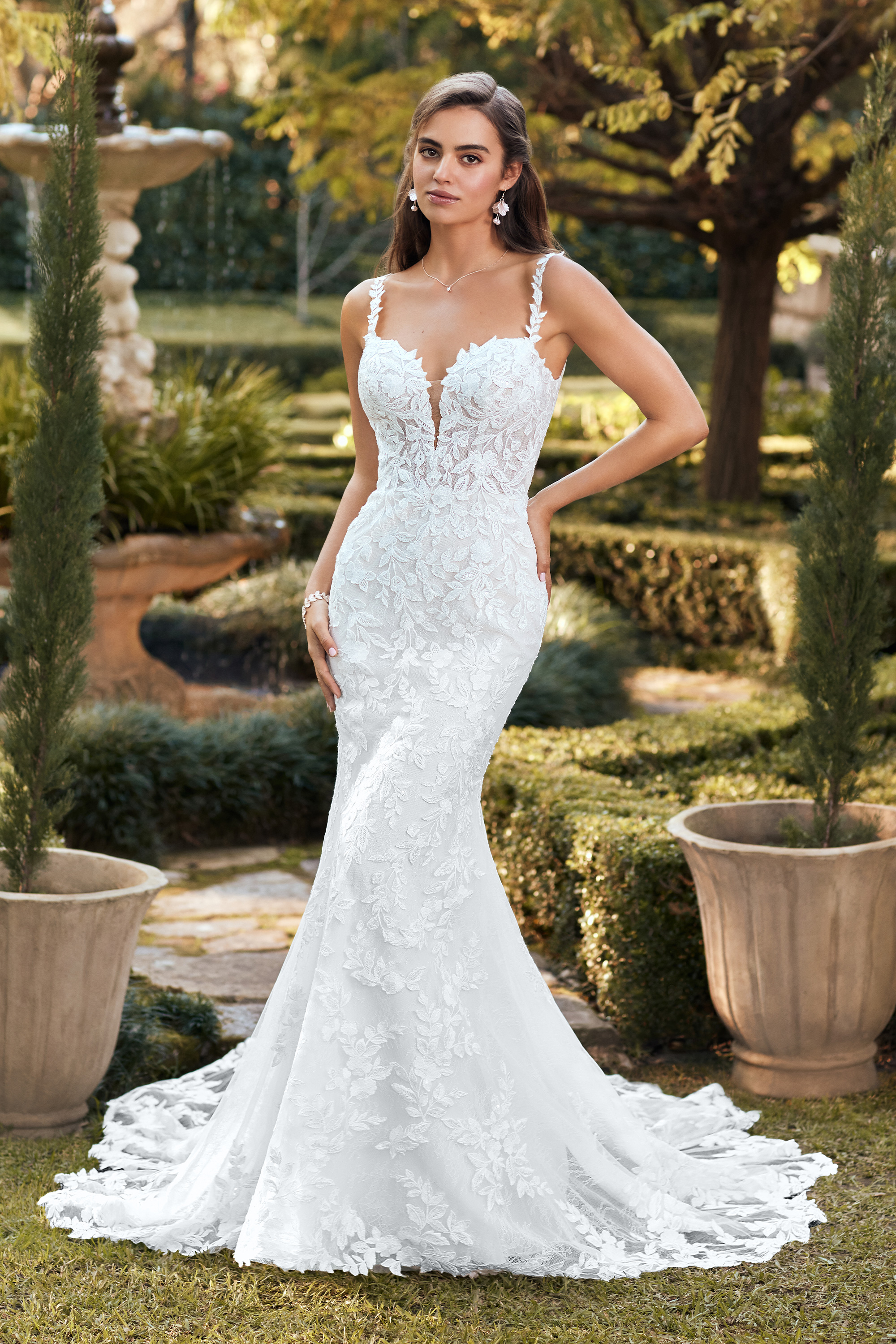 Lace Wedding Dress With Dramatic Train LARA | STYLE Y3106
