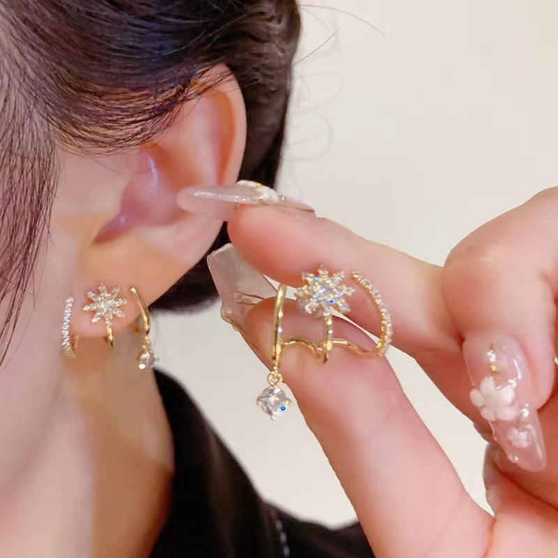 Stylish claw-shaped earrings 🎁 Buy 1, get 1 free!