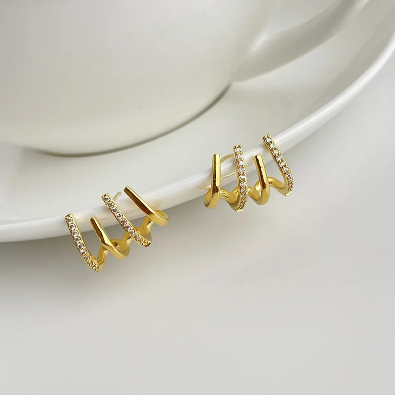 Stylish claw-shaped earrings 🎁 Buy 1, get 1 free!