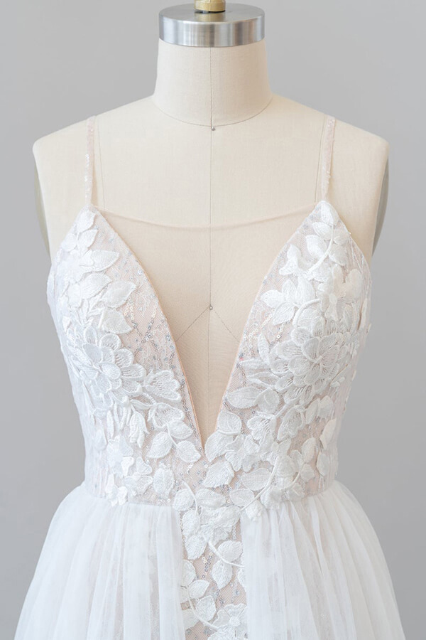 Elegant Long A-line V-neck Chapel Train Appliques Lace Tulle Wedding Dress