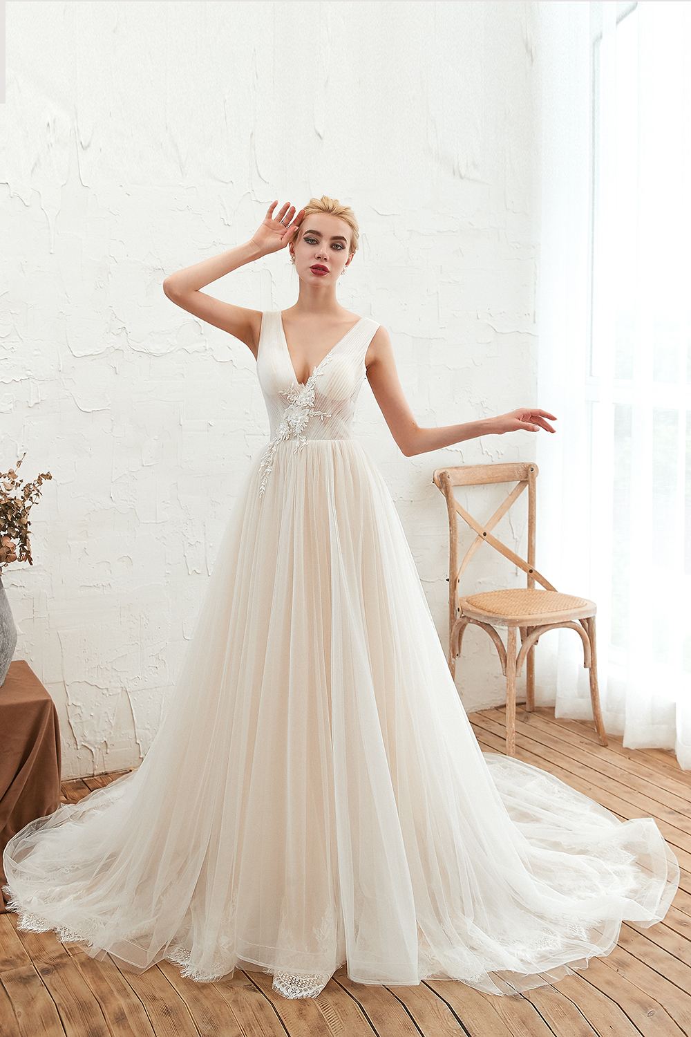 Chic Long V-neck Lace-up Appliques Tulle A-line Wedding Dress
