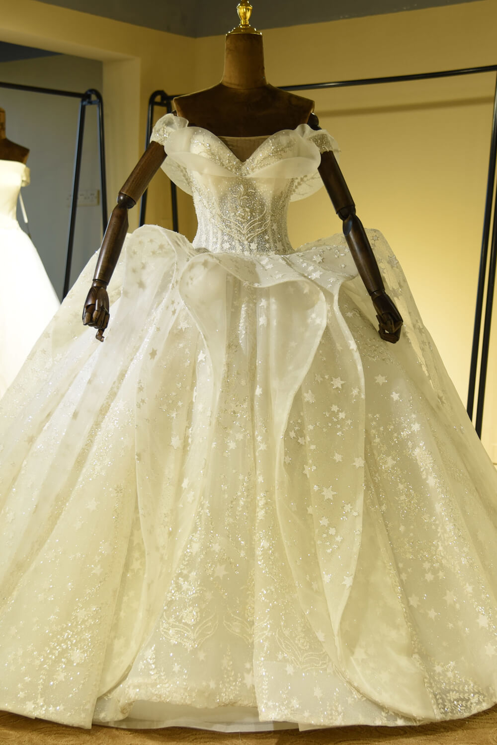 Eye-catching Lace-up Tulle Ball Gown Wedding Dress