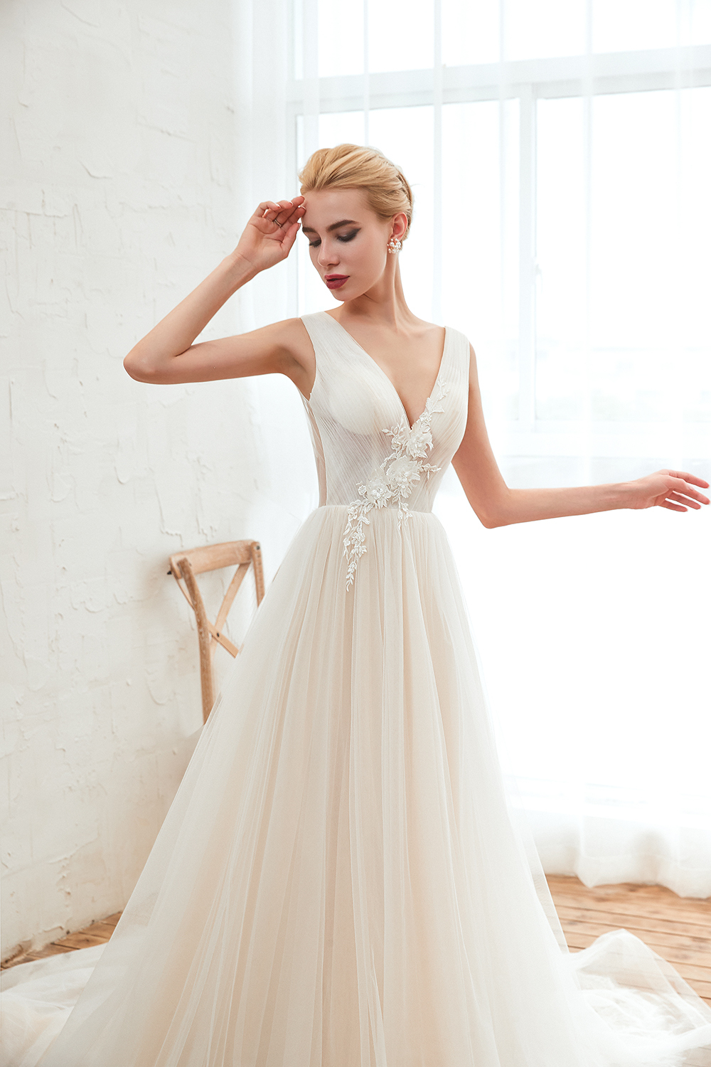 Chic Long V-neck Lace-up Appliques Tulle A-line Wedding Dress