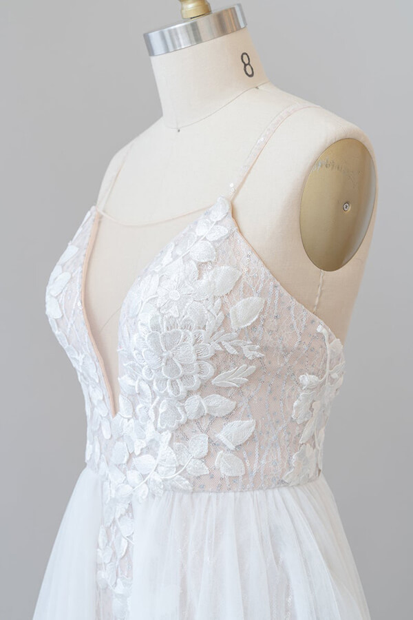 Elegant Long A-line V-neck Chapel Train Appliques Lace Tulle Wedding Dress