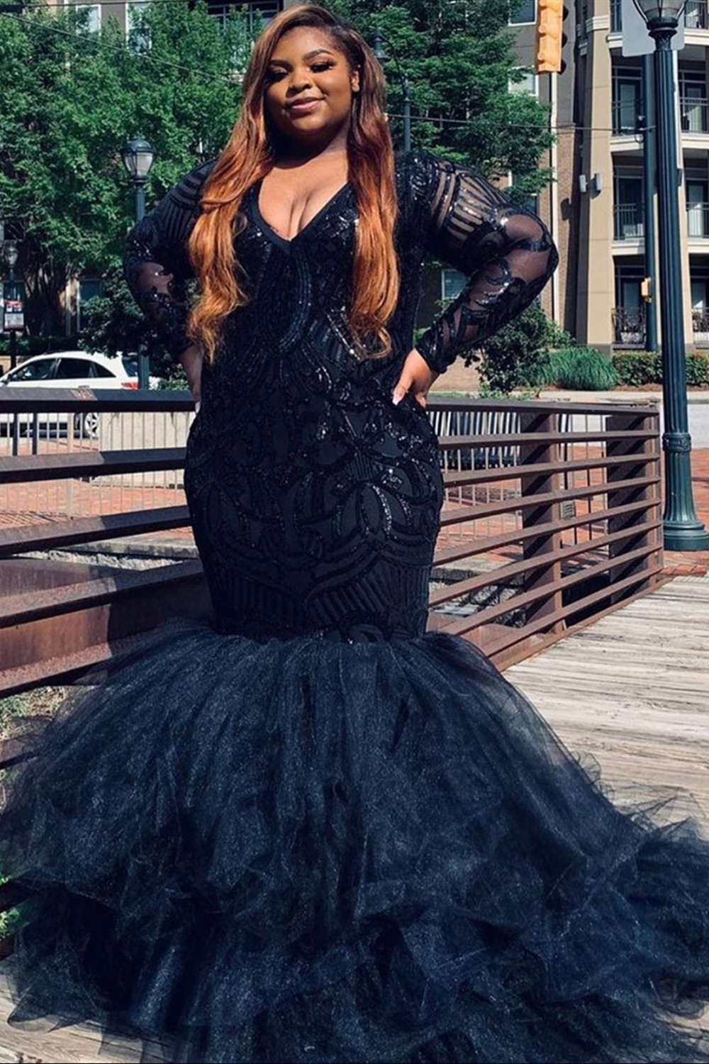 Stunning Black Long Sleeve V-neck Sequins Tulle Floor-length Mermaid Prom Dress