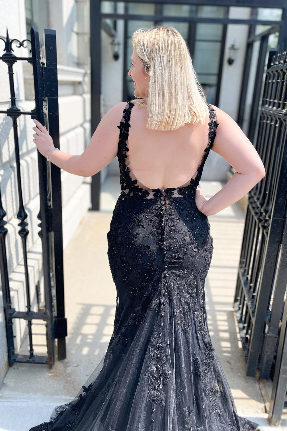 Charming Black Spaghetti Straps V-neck Appliques Lace Tulle Mermaid Prom Dress