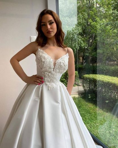 Elegant Long Ball Gowns Sweetheart Spaghetti Straps Satin Wedding Dress