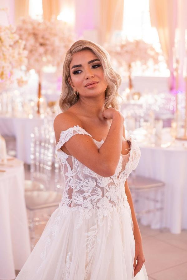 Off The Shoulder Long Sleeve A-Line Appliques Lace Tulle Wedding Dress