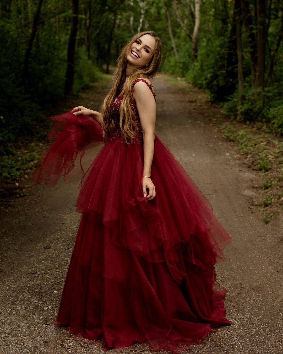 Classy A-line V-neck Spaghetti Straps Appliques Lace Backless Tulle Prom Dress